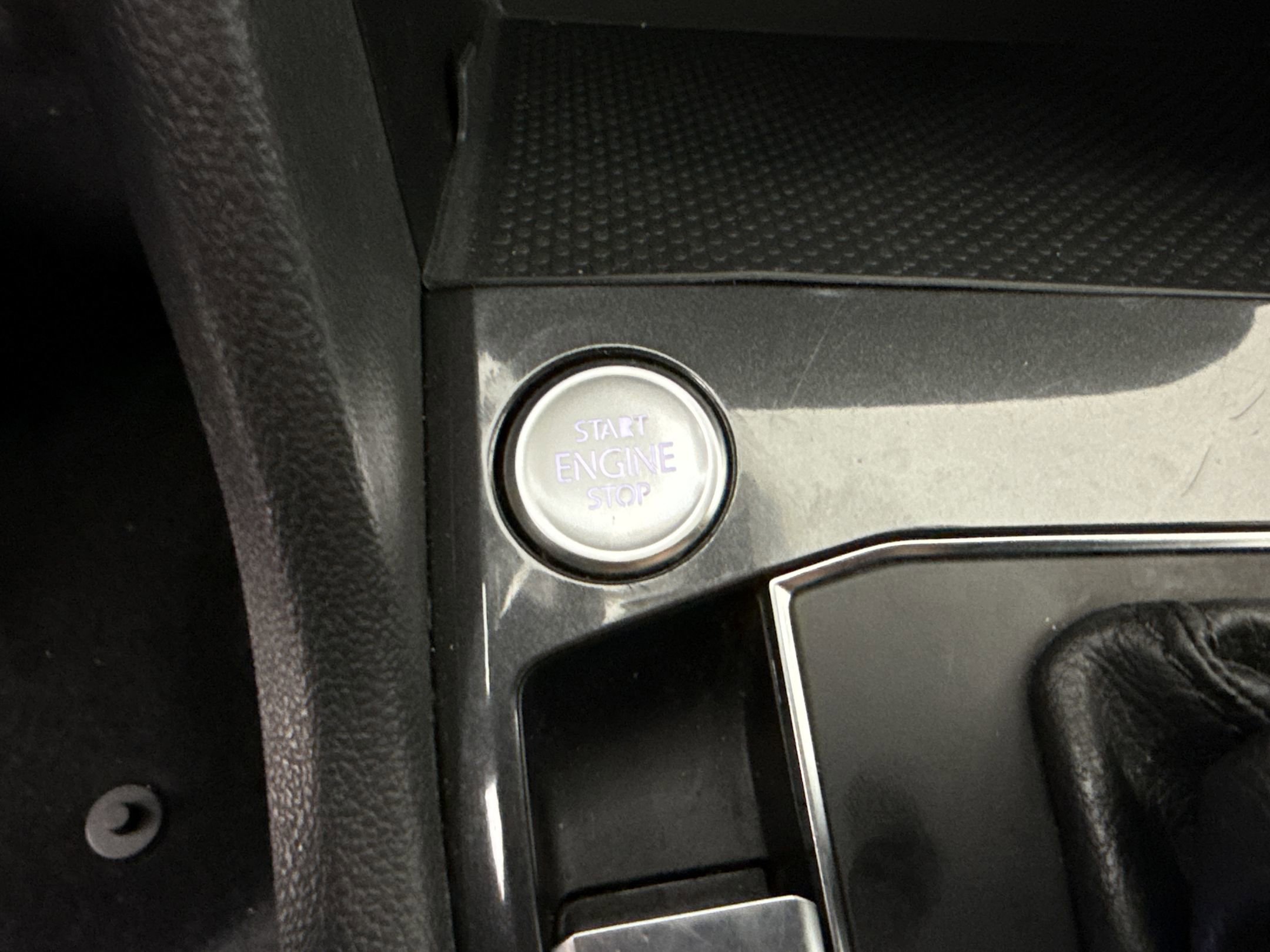 Used 2018 Volkswagen Tiguan SE w/ Panoramic Sunroof Package FWD image 21