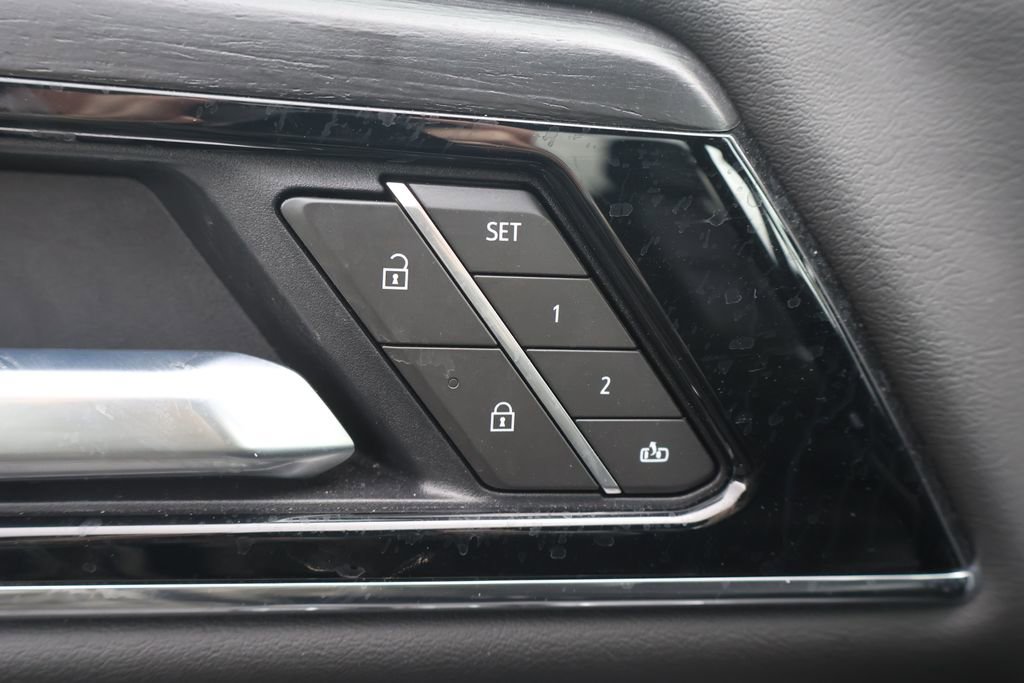 Used 2025 GMC Yukon Denali AWD/4WD image 15