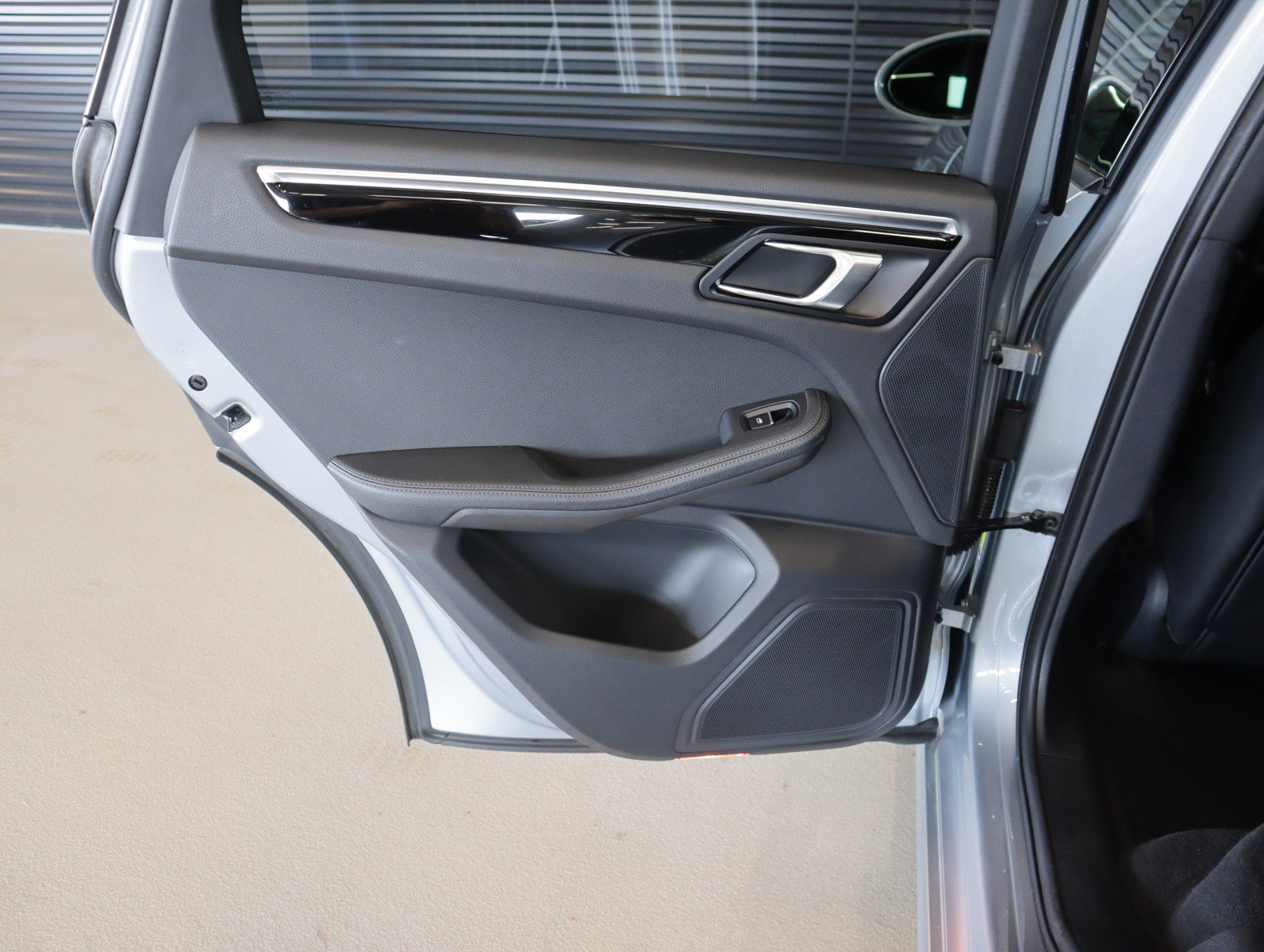 Certified 2023 Porsche Macan AWD/4WD image 24