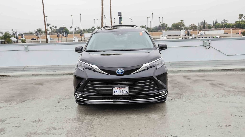 Used 2024 Toyota Sienna XLE w/ XLE Plus Package FWD image 3