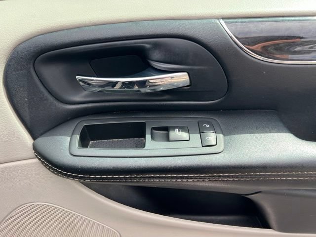 Used 2016 Chrysler Town & Country Touring FWD image 32