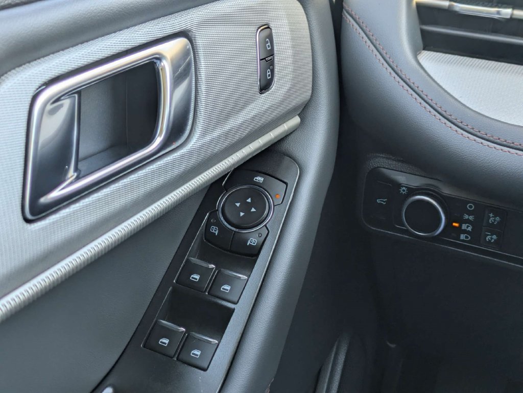 Used 2025 Ford Explorer Active AWD/4WD image 26