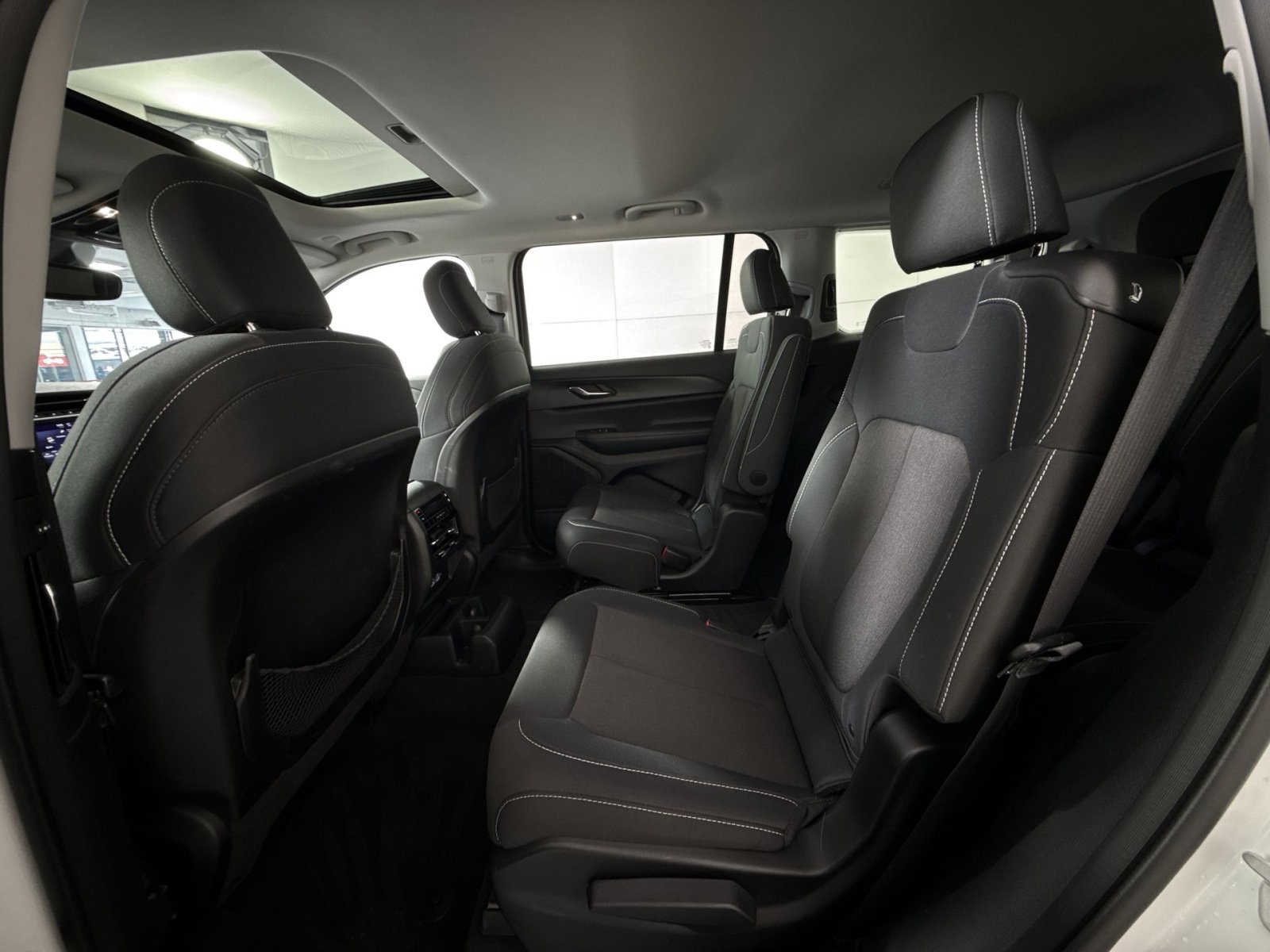 Used 2023 Jeep Grand Cherokee L Laredo image 24