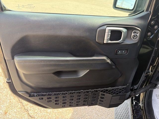 Used 2018 Jeep Wrangler Unlimited Sahara AWD/4WD image 11