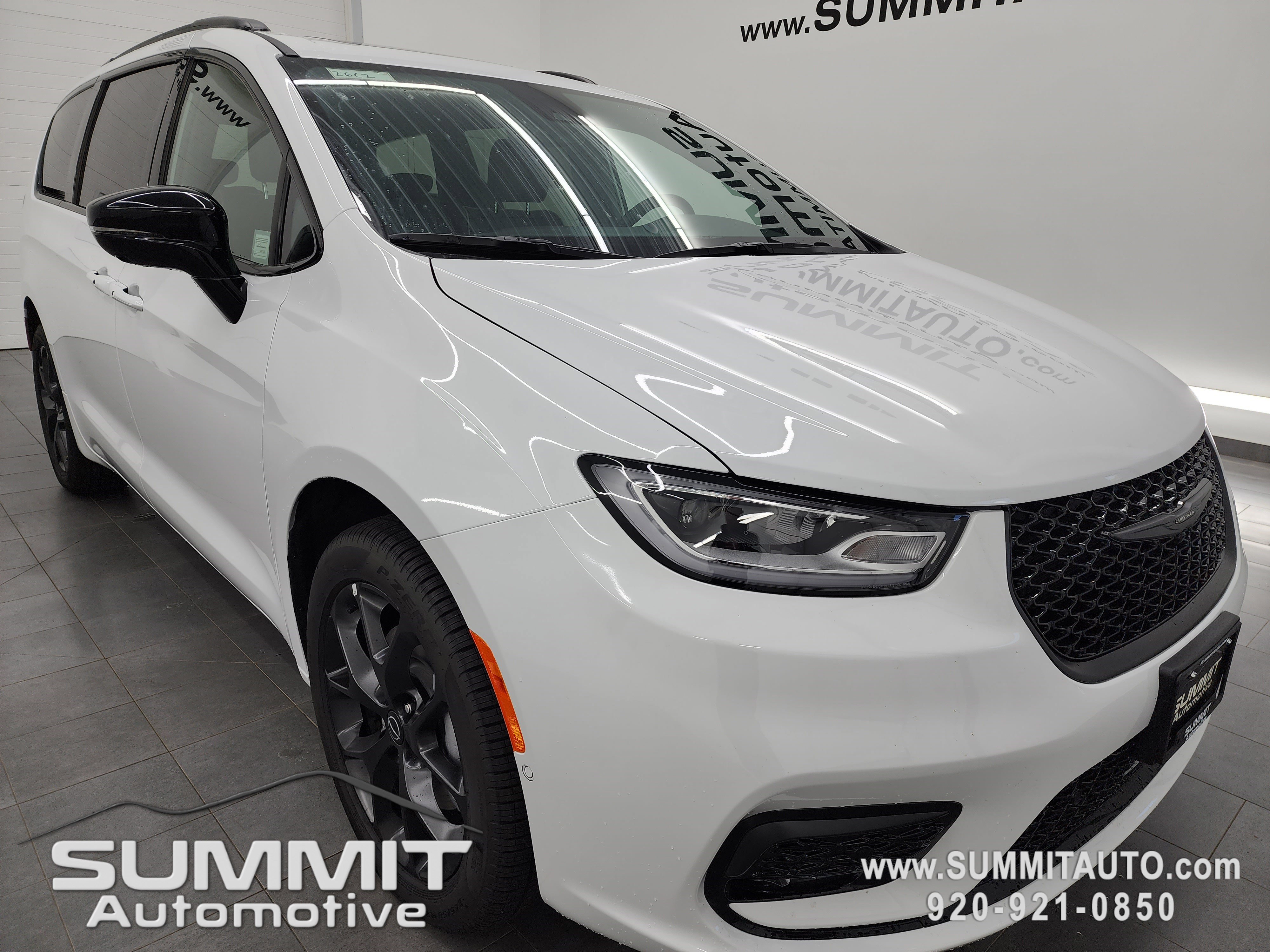 New 2026 Chrysler Pacifica Limited w/ S Appearance Package image 2