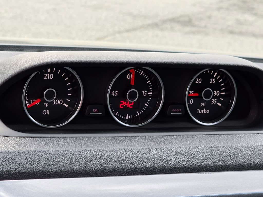 Used 2015 Volkswagen Beetle TDI image 38