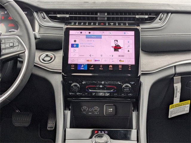 New 2025 Jeep Grand Cherokee Limited w/ Black Appearance Package image 18