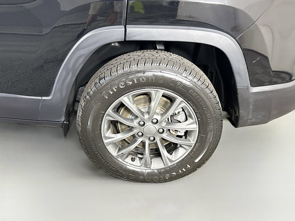 Used 2021 Jeep Cherokee Latitude Plus AWD/4WD image 34