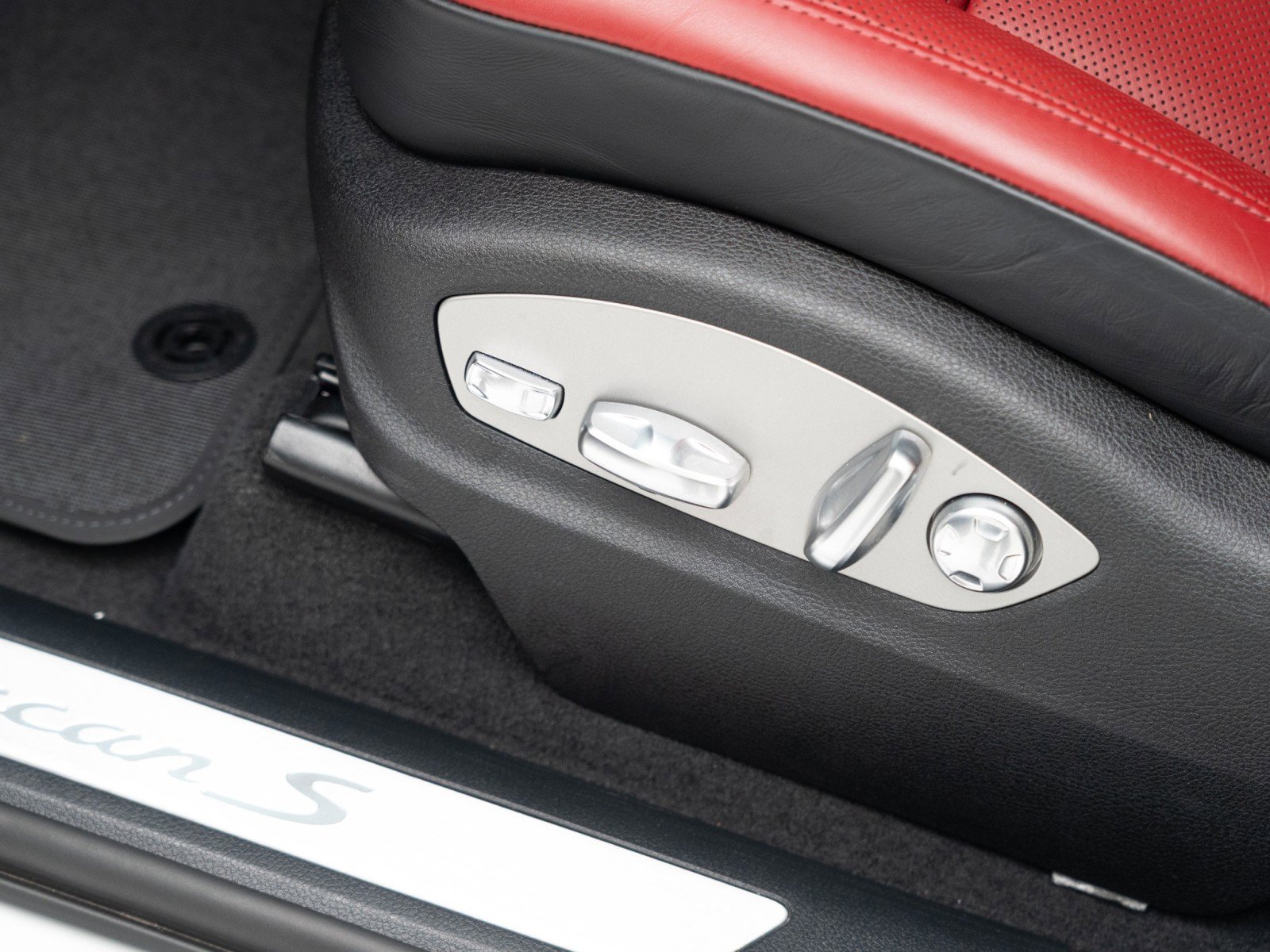 Certified 2024 Porsche Macan S image 15