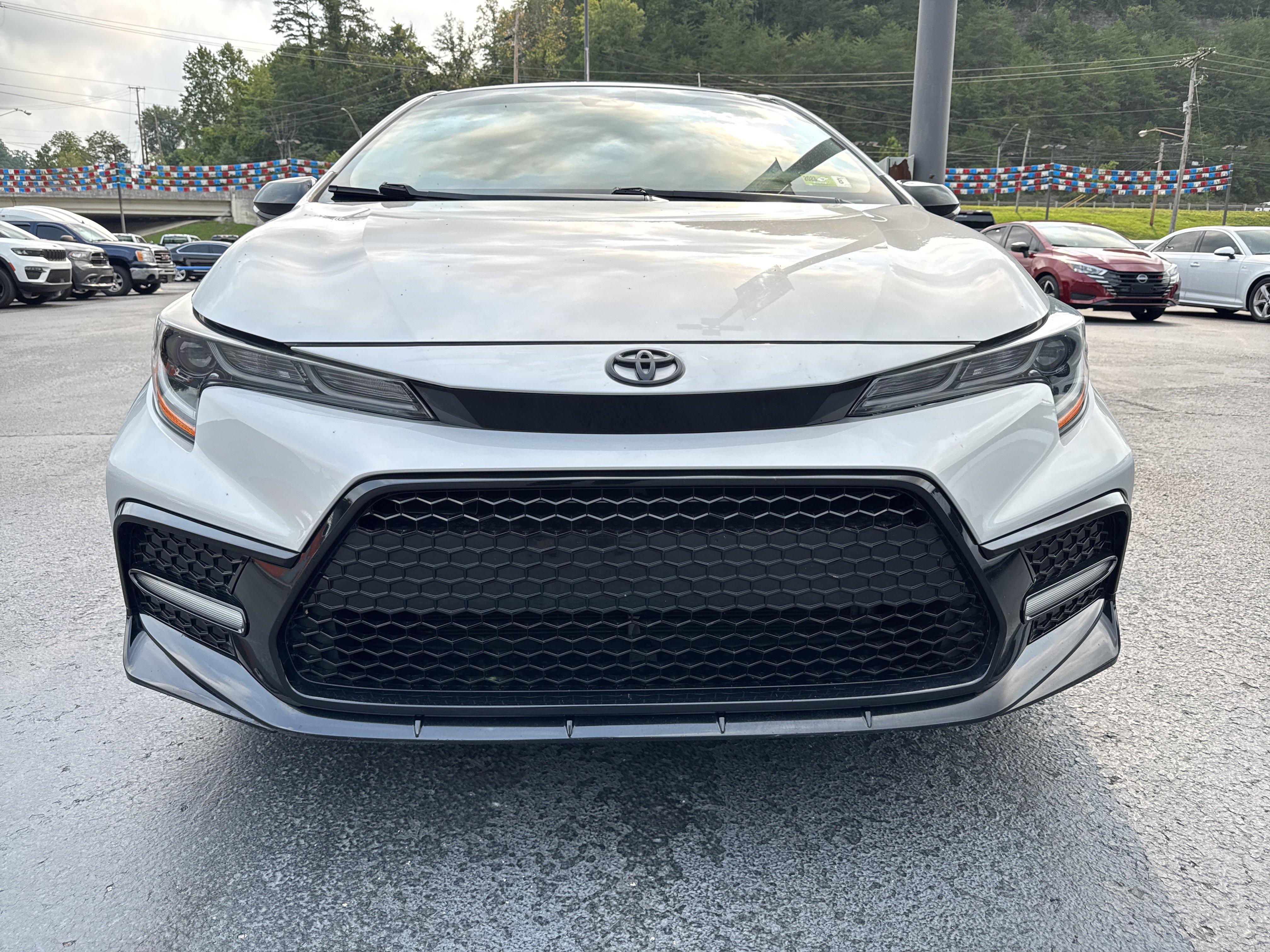 Used 2022 Toyota Corolla SE FWD image 2
