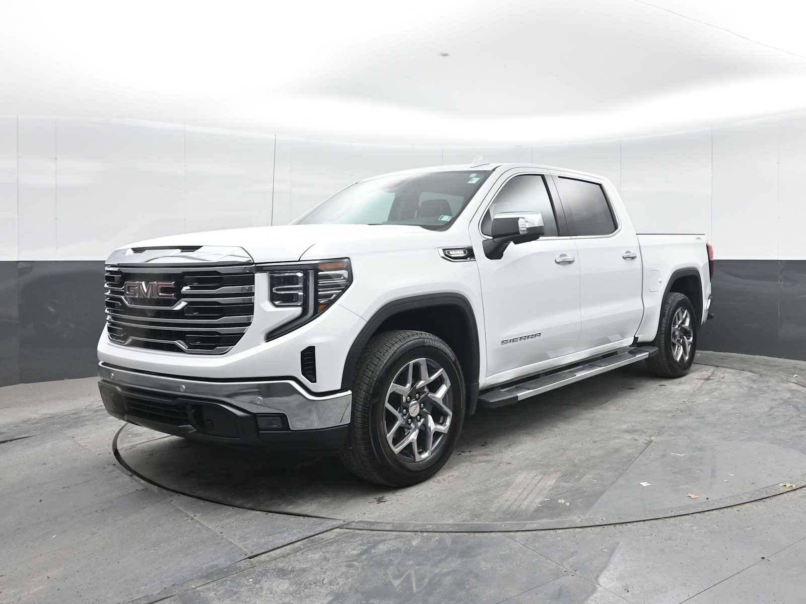 Used 2024 GMC Sierra 1500 SLT w/ SLT Premium Plus Package AWD/4WD image 5