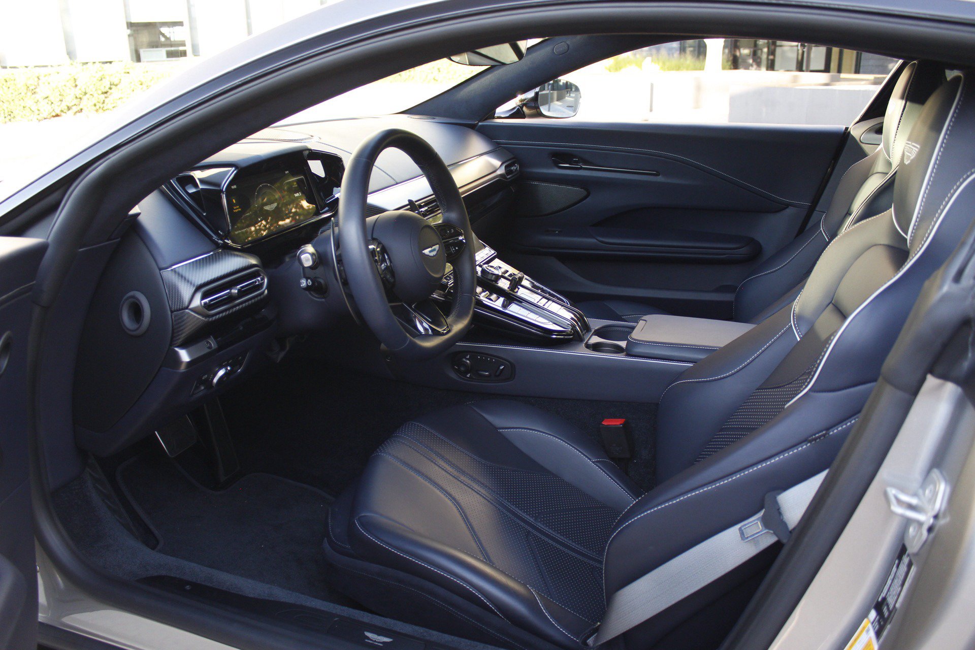 Used 2025 Aston Martin V8 Vantage Coupe RWD image 4