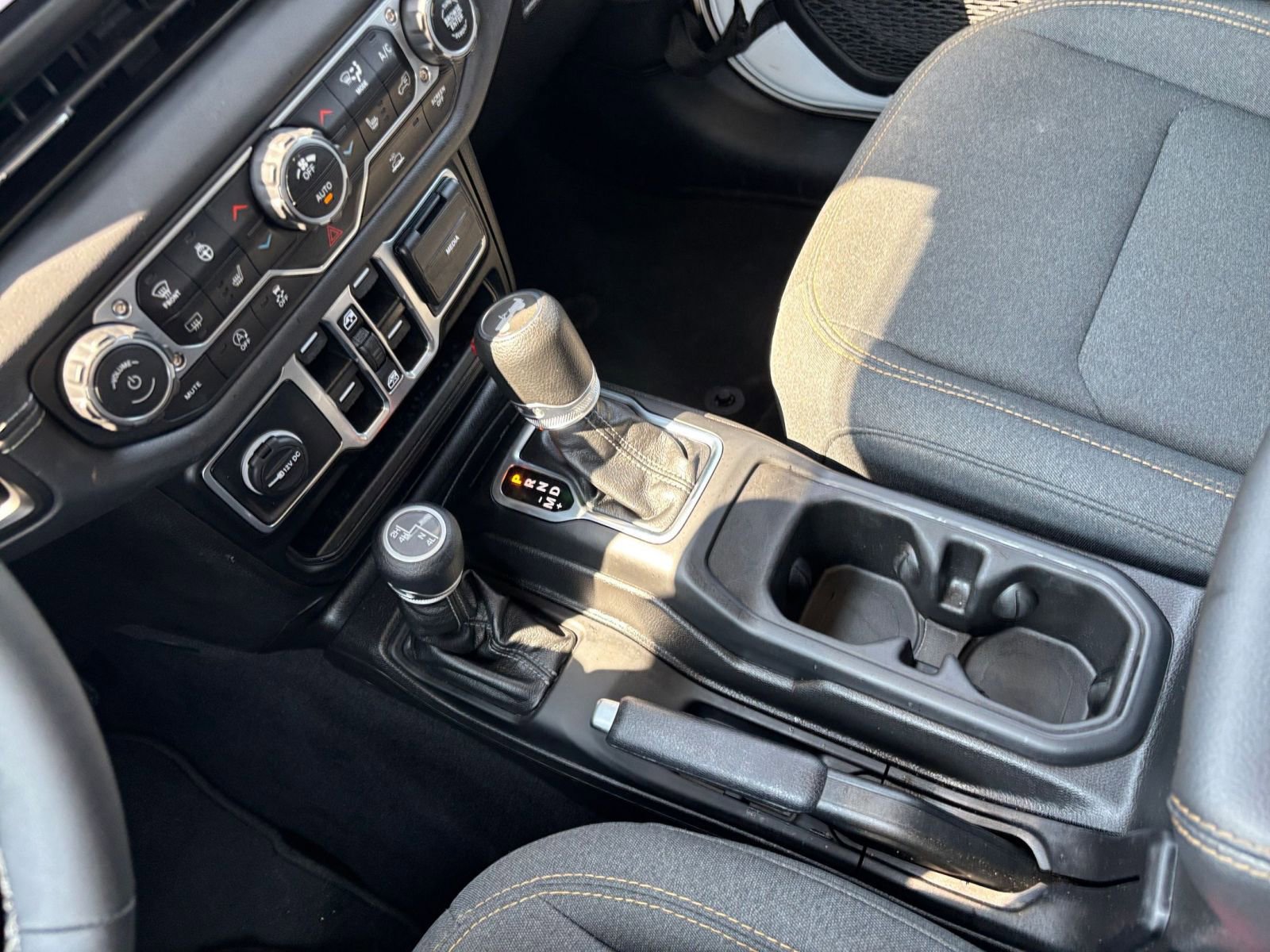 Used 2025 Jeep Wrangler Sahara image 39