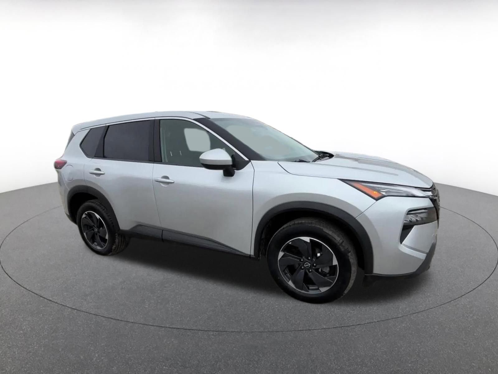 Used 2025 Nissan Rogue SV AWD/4WD image 2