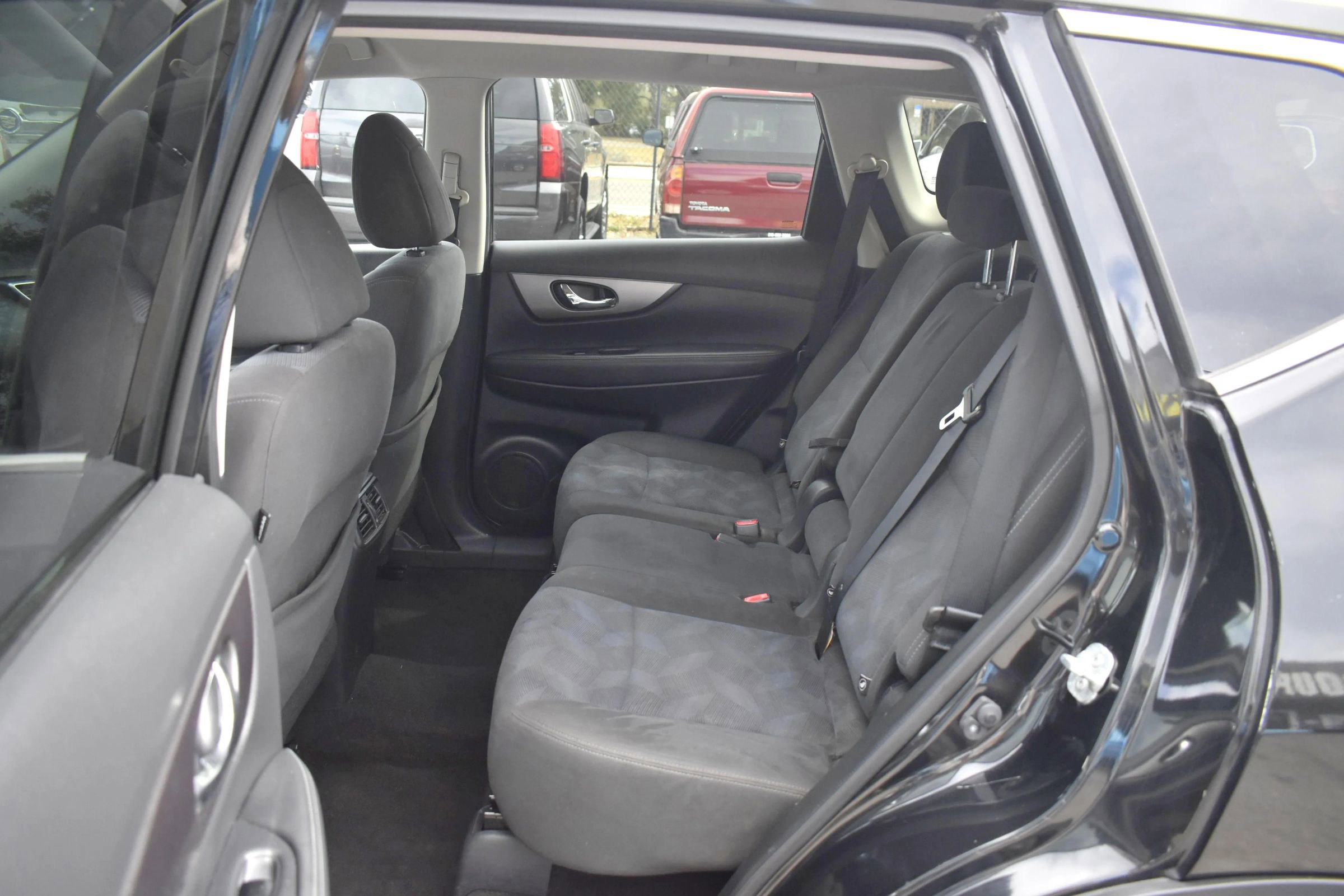 Used 2016 Nissan Rogue SV image 16