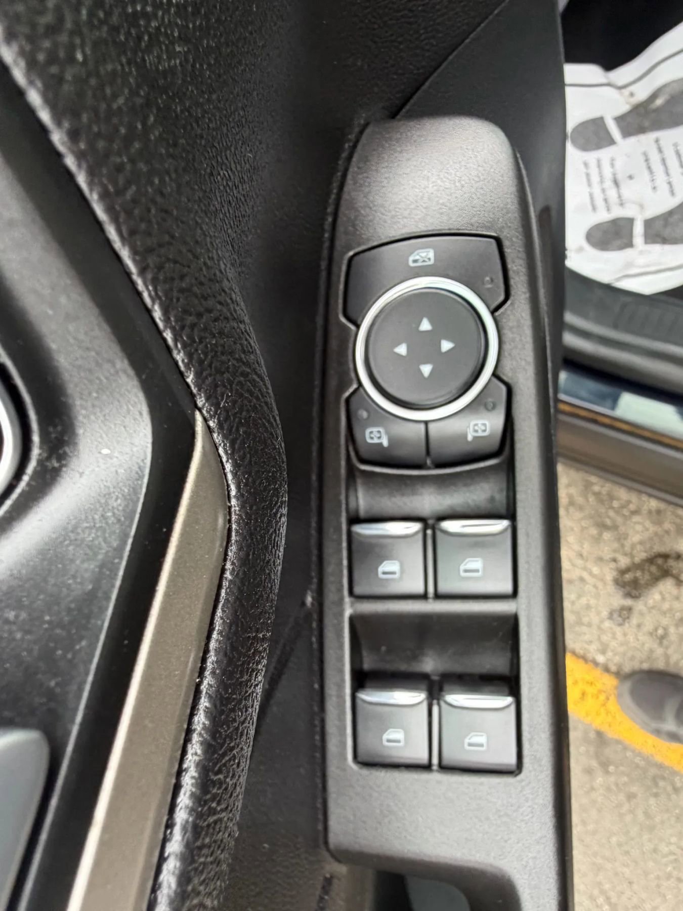 Used 2021 Ford Escape SE image 32