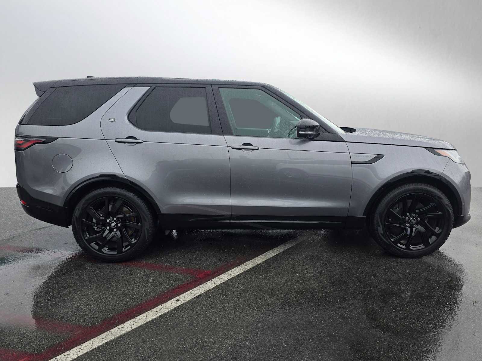 Used 2025 Land Rover Discovery Dynamic SE image 4