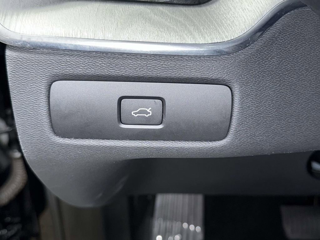 Used 2025 Volvo XC60 B5 Plus image 27