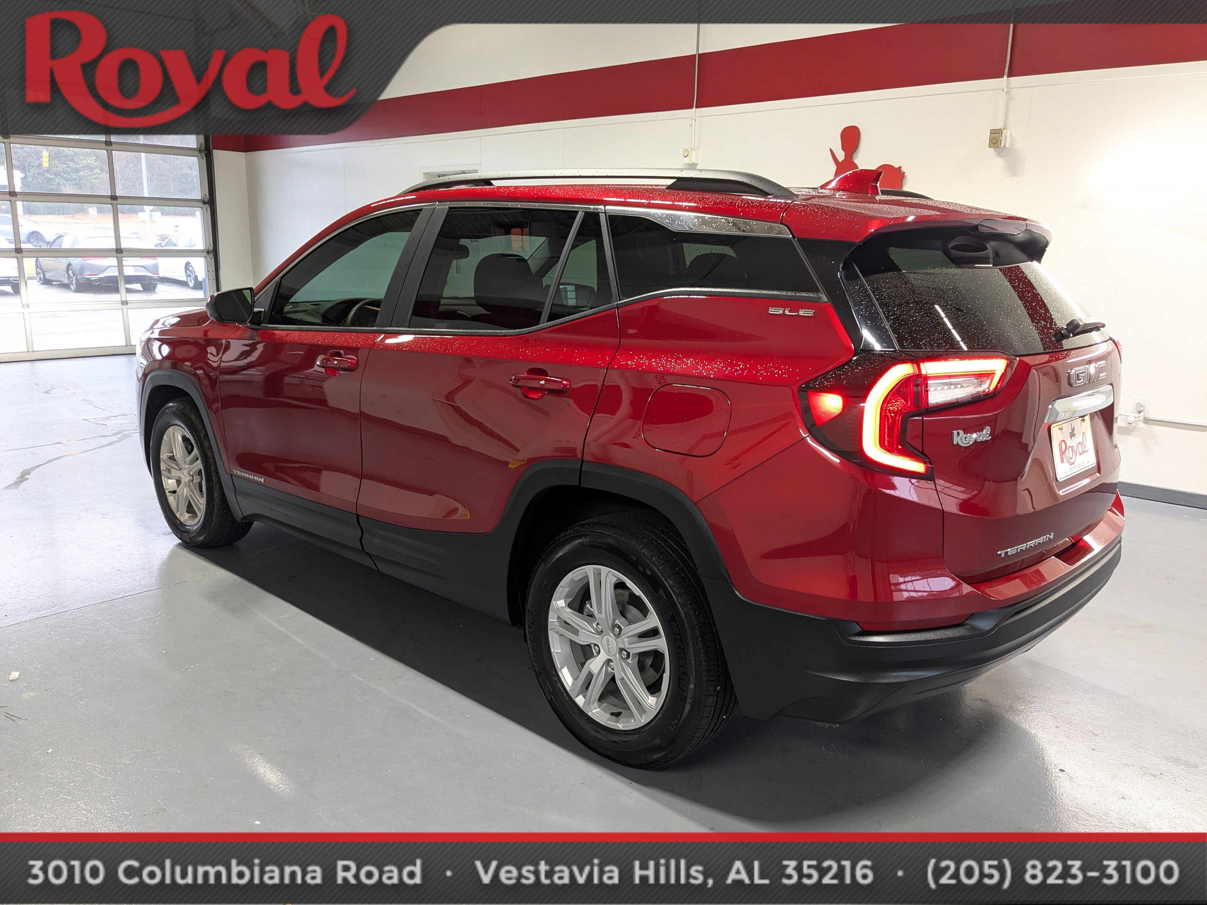 Used 2024 GMC Terrain SLE w/ Driver Convenience Package image 2