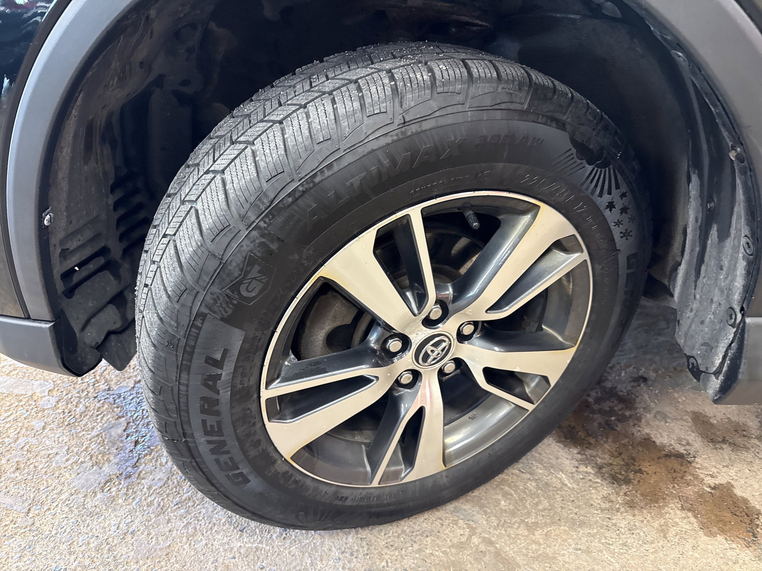 Used 2018 Toyota RAV4 XLE w/ Plus Extra Value Package AWD/4WD image 4