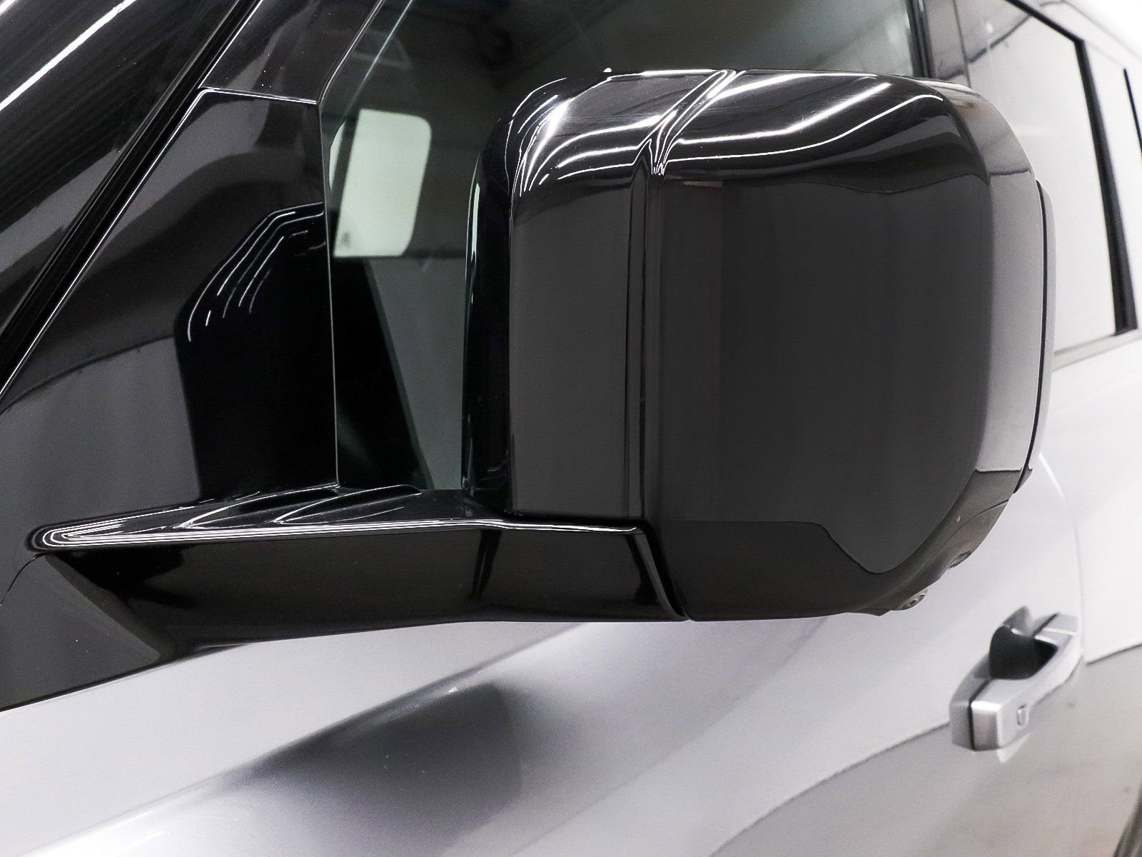 Used 2023 Land Rover Defender 130 X-Dynamic SE image 47