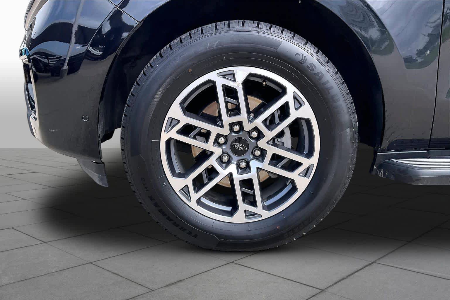 Used 2025 Ford Expedition Active AWD/4WD image 11