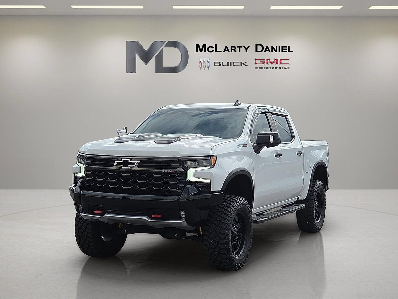 Used 2022 Chevrolet Silverado 1500 ZR2 w/ Technology Package AWD/4WD image 3