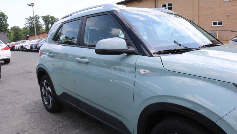 Used 2025 Hyundai Venue Limited FWD image 3