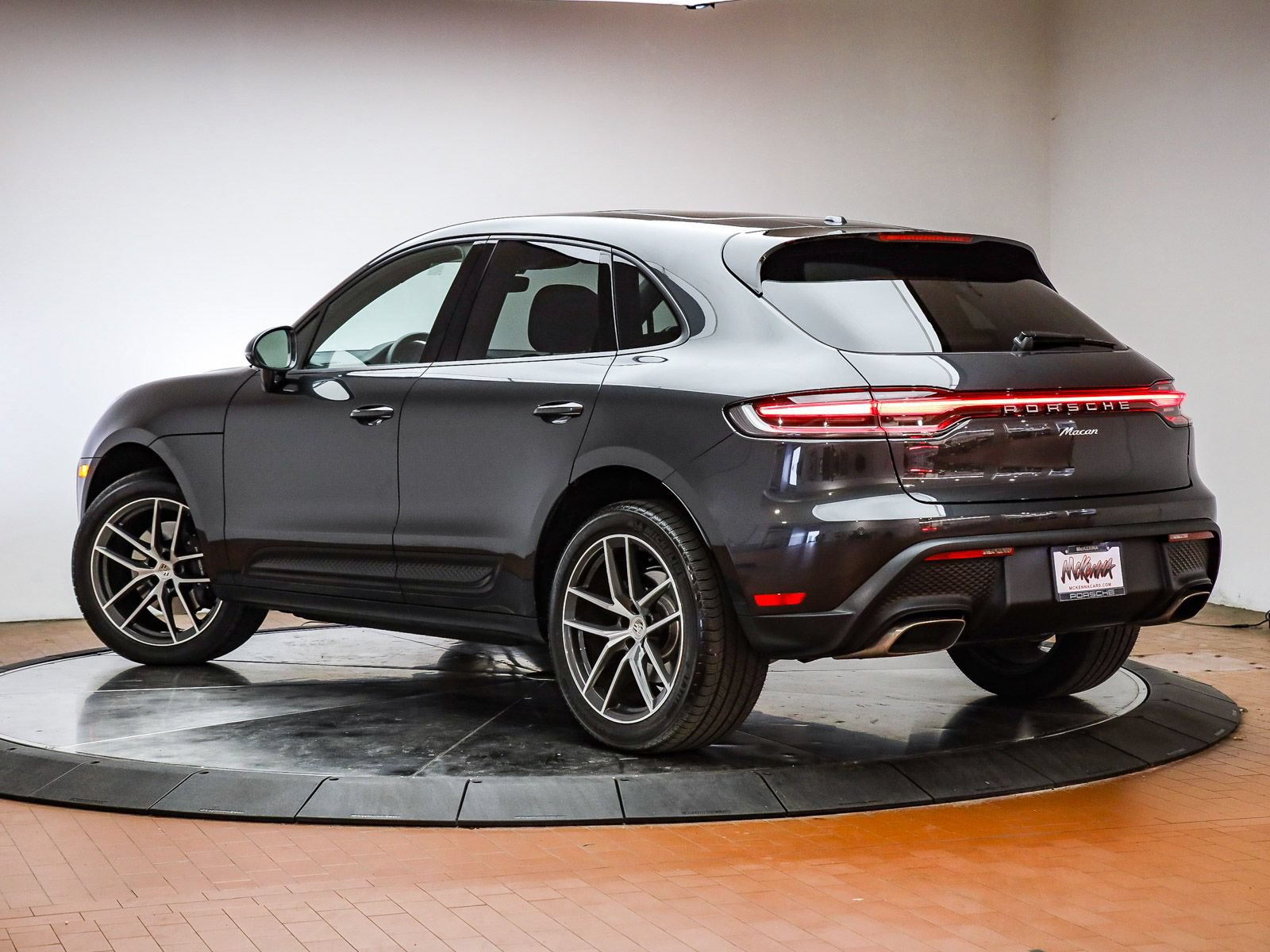 Certified 2025 Porsche Macan AWD/4WD image 3
