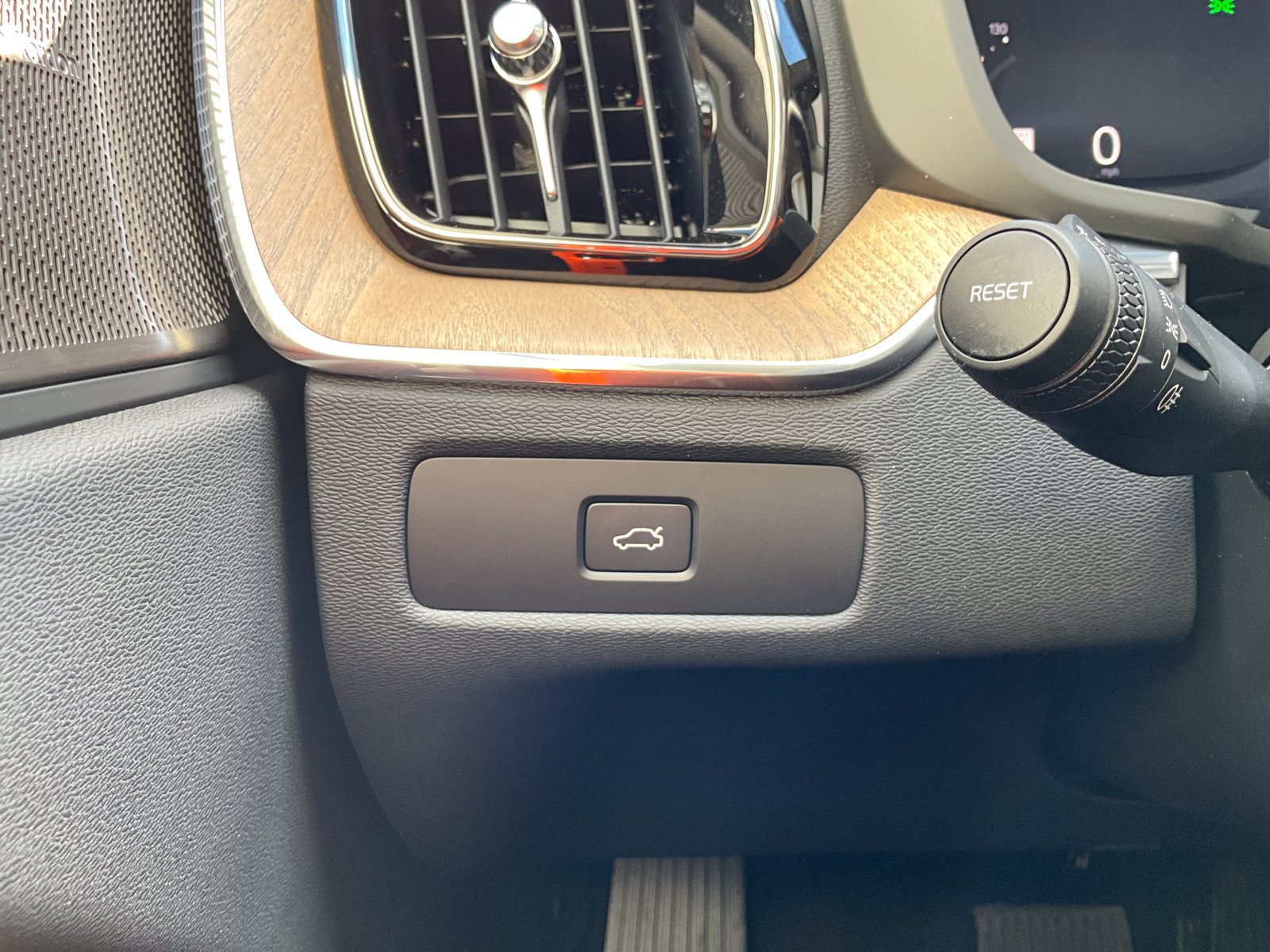 New 2026 Volvo XC60 B5 Plus w/ Climate Package AWD/4WD image 24