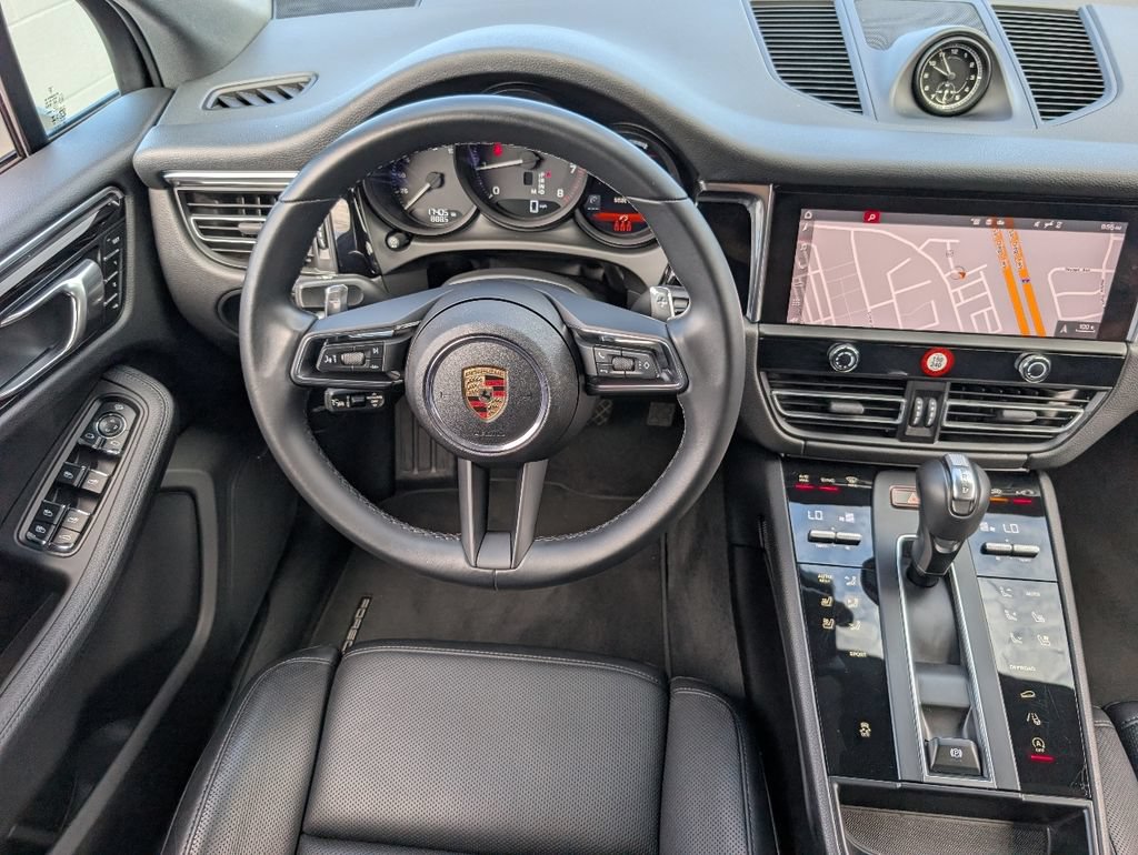 Certified 2025 Porsche Macan AWD/4WD image 19