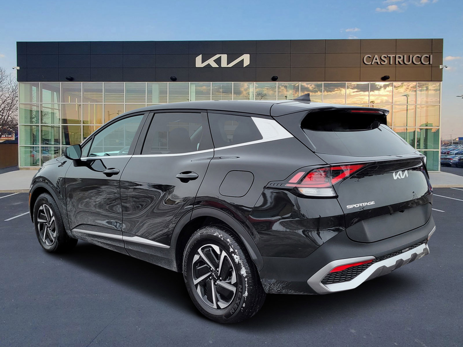 Used 2025 Kia Sportage LX image 3