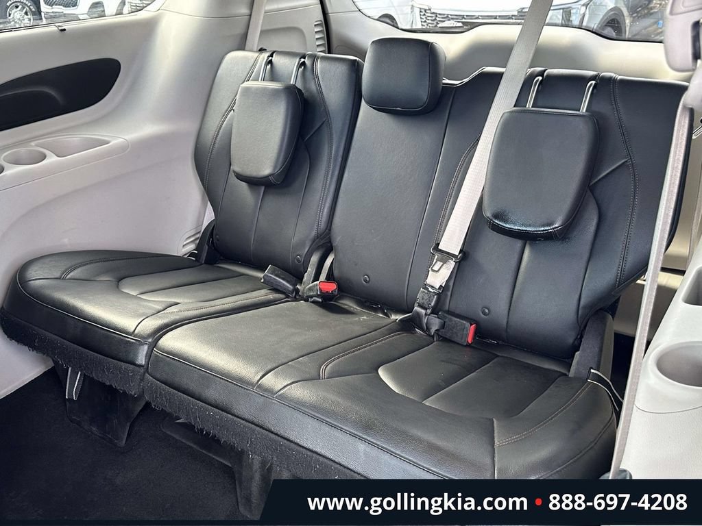 Used 2017 Chrysler Pacifica Touring-L w/ Tire & Wheel Group FWD image 9