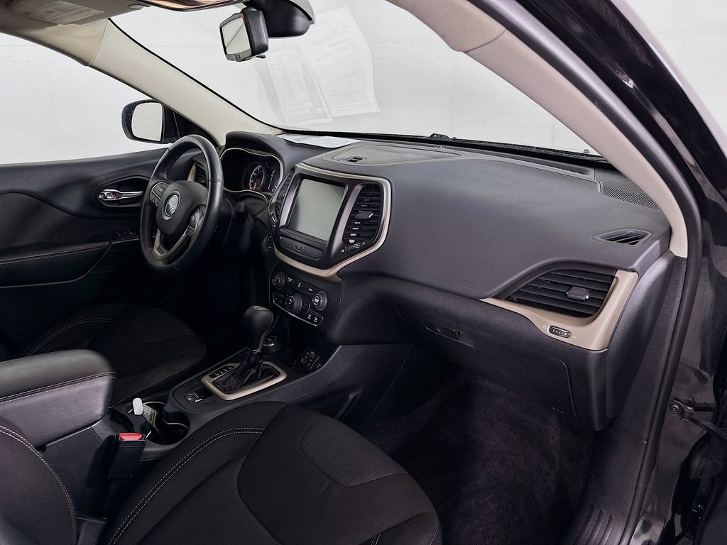 Used 2016 Jeep Cherokee Latitude w/ Cold Weather Group image 33