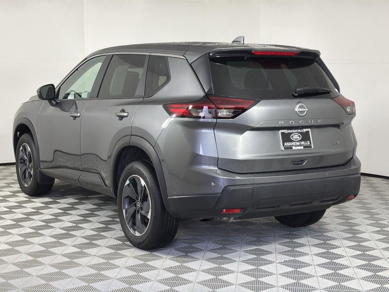 Used 2024 Nissan Rogue SV image 3
