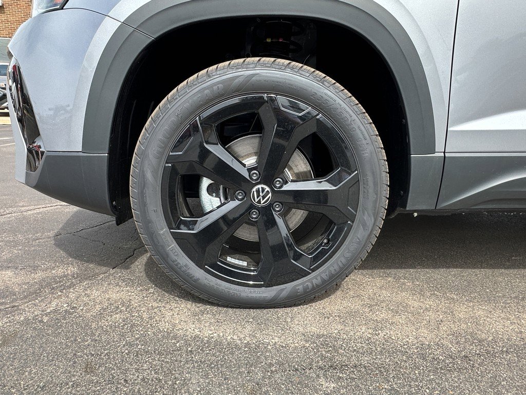 New 2025 Volkswagen Taos SEL image 5