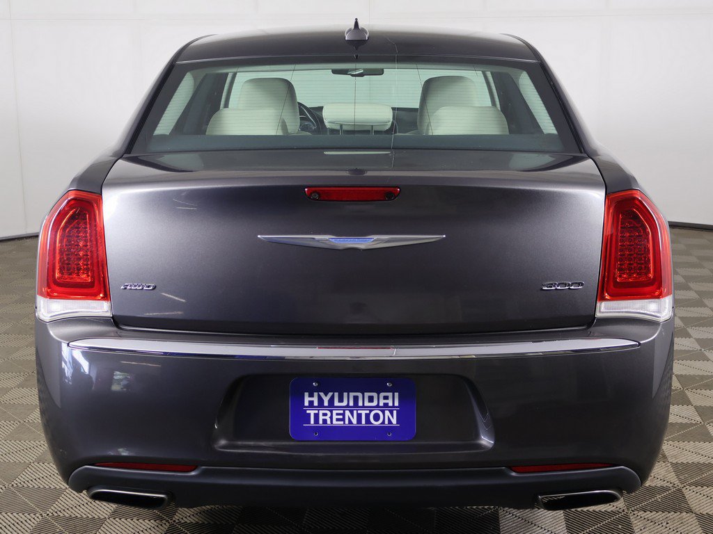 Used 2018 Chrysler 300 Touring L AWD/4WD image 9