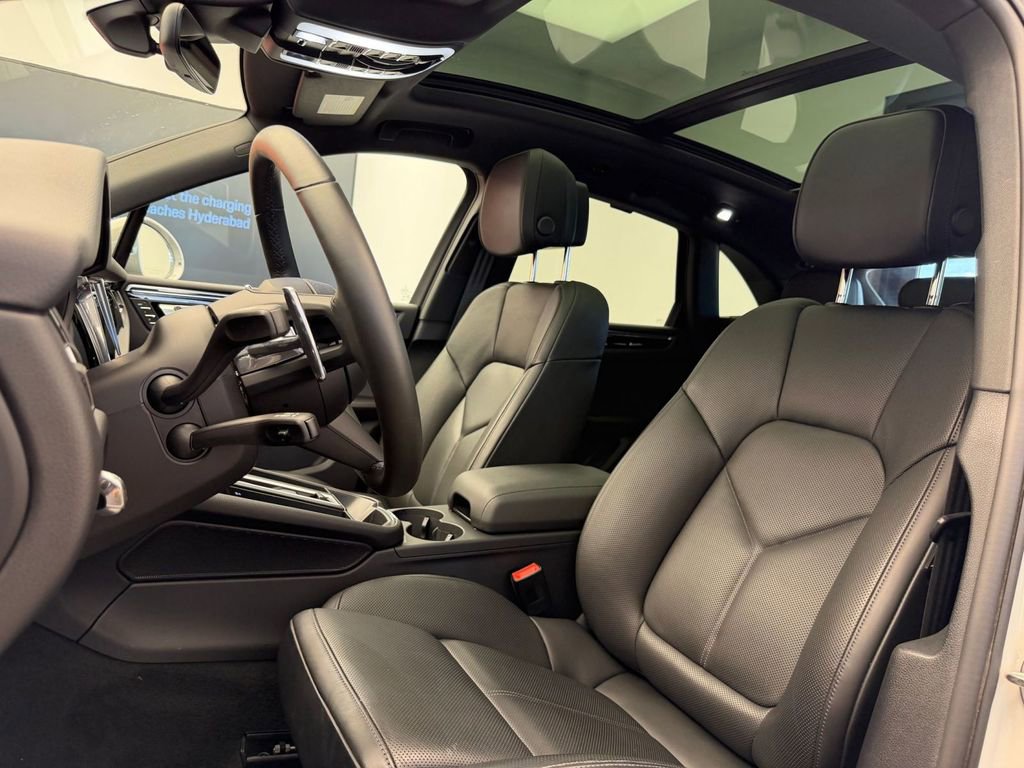 Used 2026 Porsche Macan AWD/4WD image 5