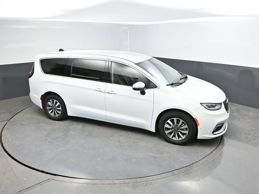 Used 2023 Chrysler Pacifica Touring-L FWD image 23