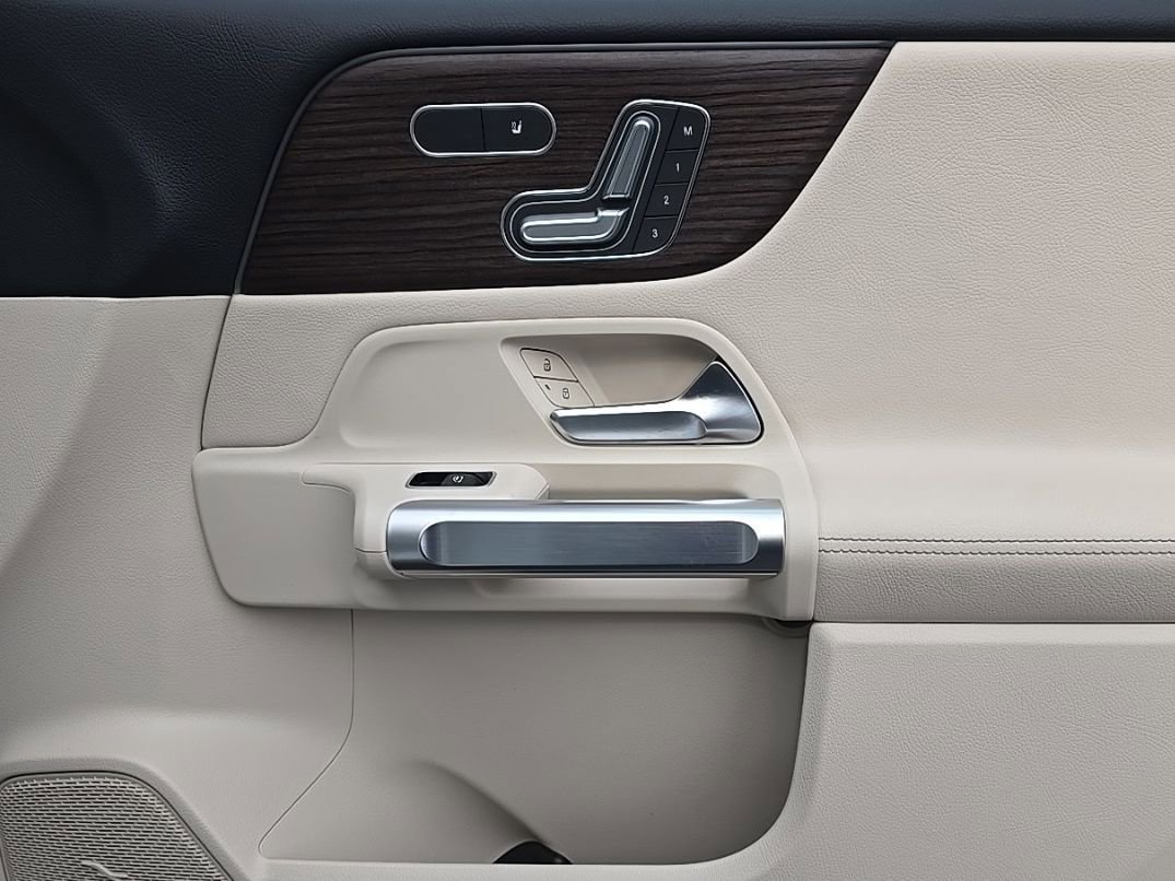 Used 2025 Mercedes-Benz GLB 250 4MATIC image 35