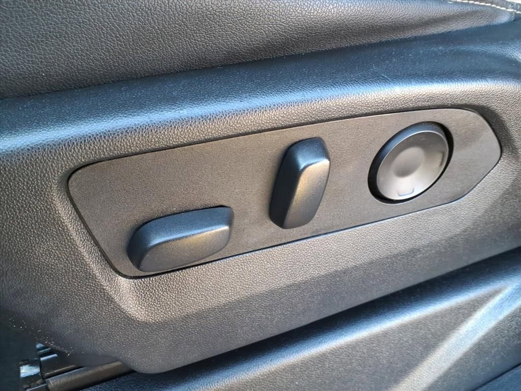 Used 2024 GMC Yukon SLT image 16