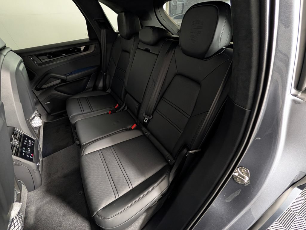 New 2026 Porsche Cayenne GTS AWD/4WD image 24