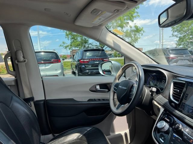 Used 2018 Chrysler Pacifica Limited FWD image 38