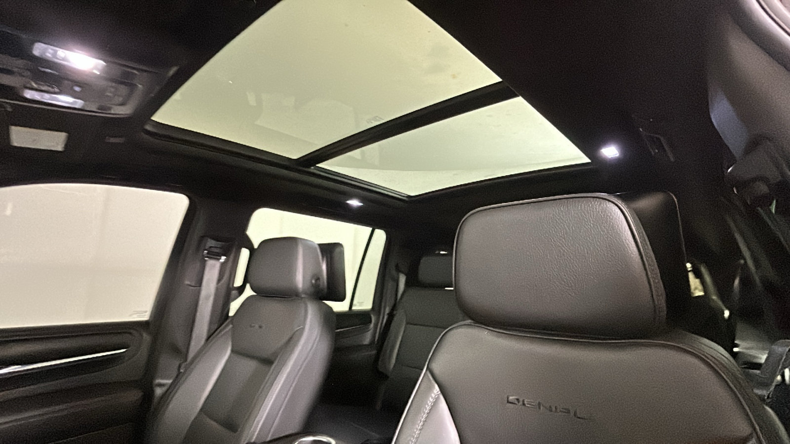 Used 2024 GMC Yukon XL Denali w/ Denali Reserve Package AWD/4WD image 16