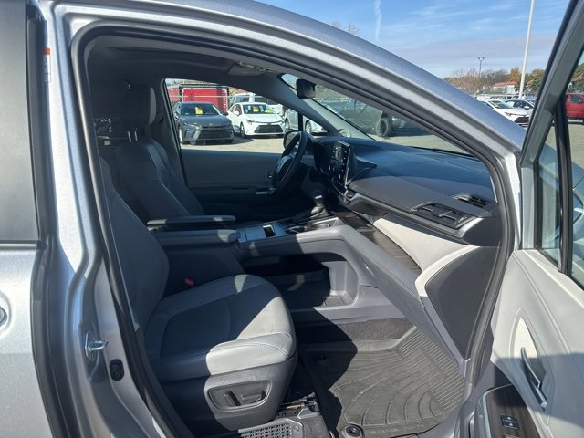 Used 2023 Toyota Sienna Limited image 11