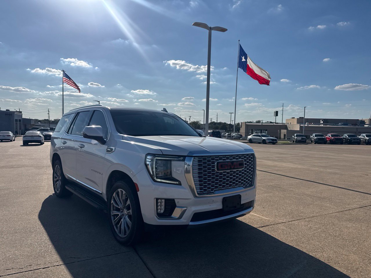 Used 2021 GMC Yukon Denali w/ LPO, Illumination Package AWD/4WD image 3