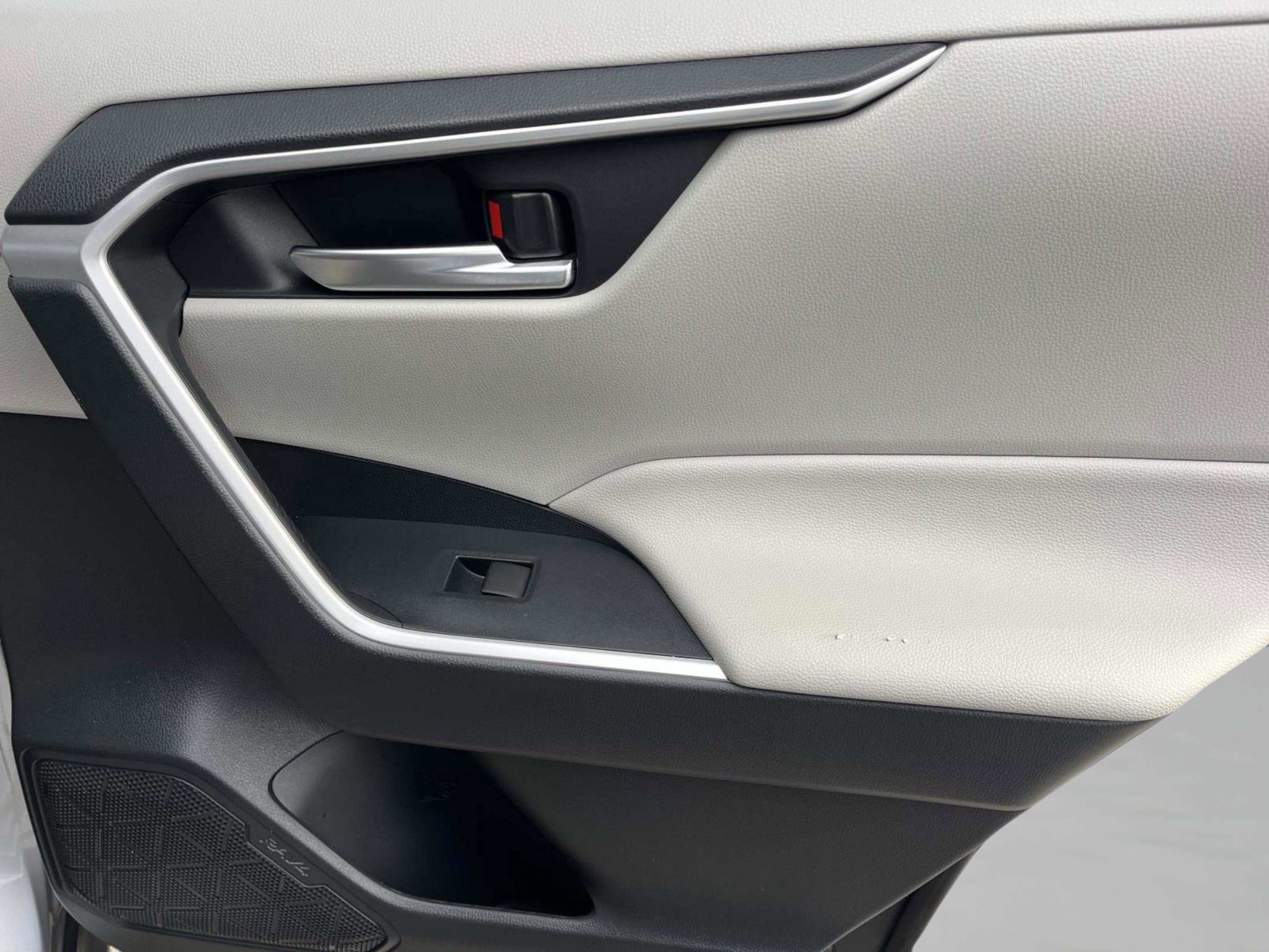 Used 2019 Toyota RAV4 XLE w/ Phone Cable & Charge Package image 22