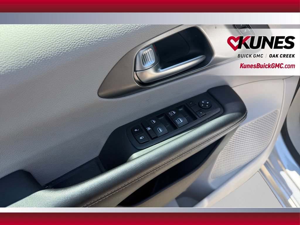 Used 2023 Chrysler Pacifica Touring-L FWD image 21