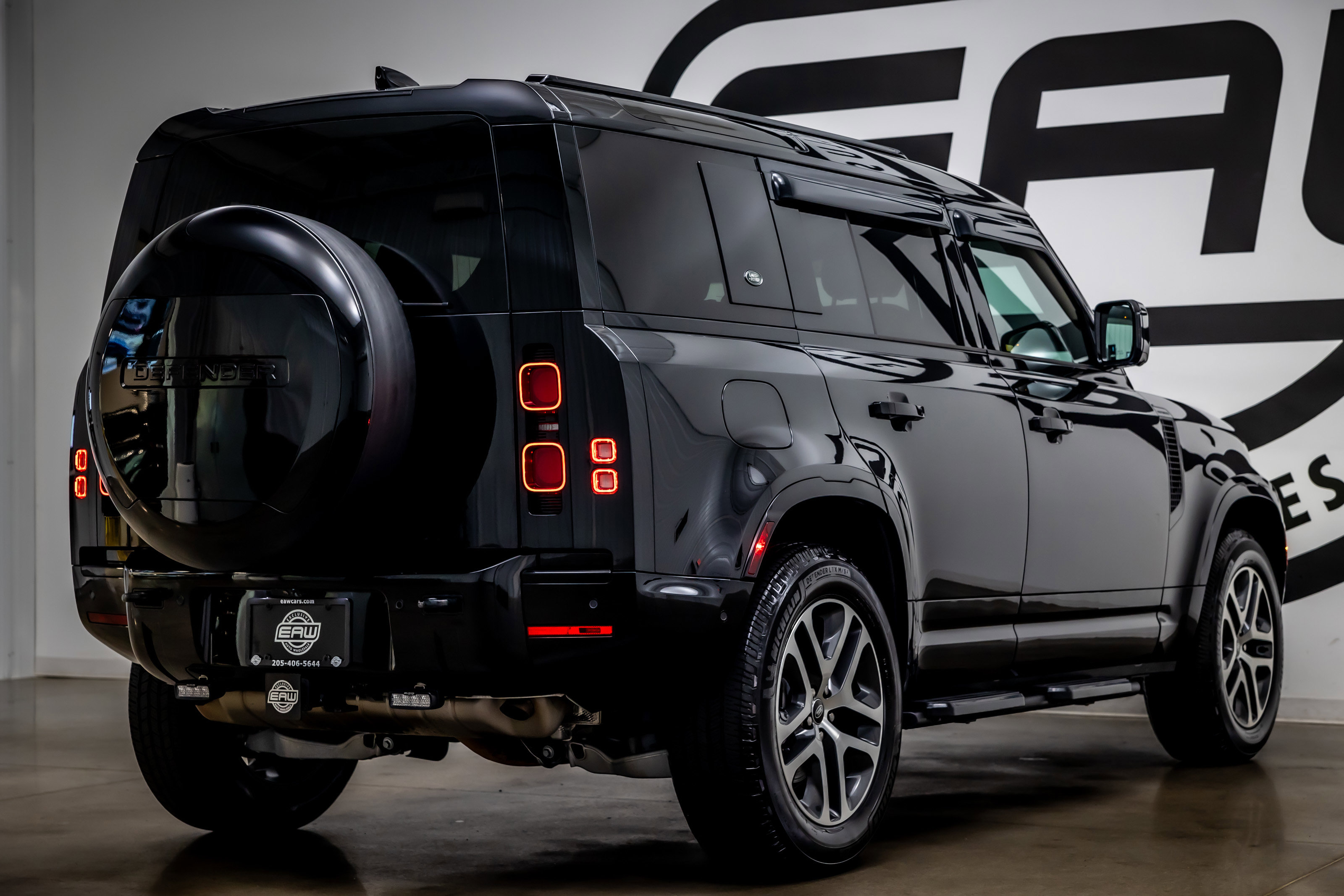 Used 2024 Land Rover Defender 110 X-Dynamic SE image 32
