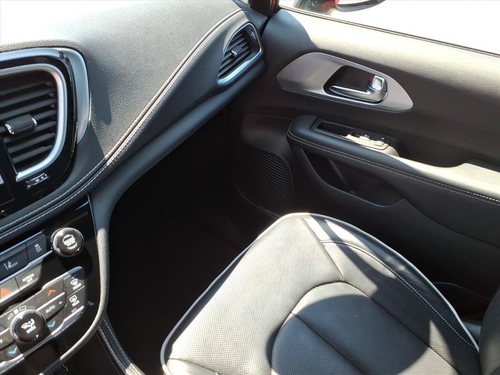 Used 2025 Chrysler Pacifica Limited FWD image 34